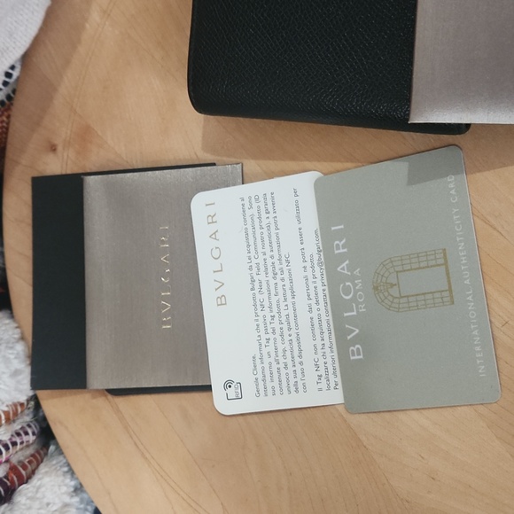 Men's BVLGARI leather bi-fold wallet. Includes all original authentic documents. - Picture 4 of 12